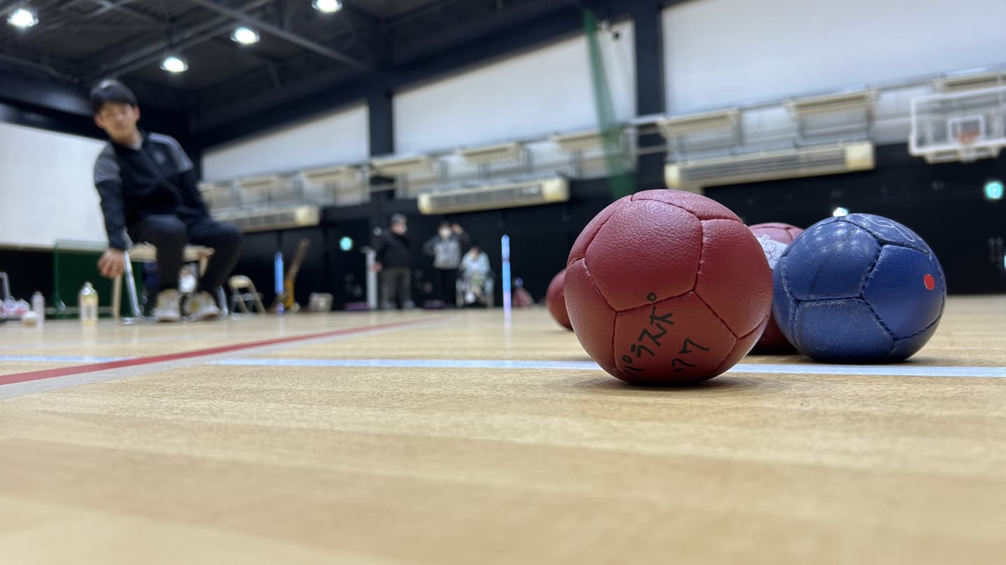 体育館でスポーツをする様子